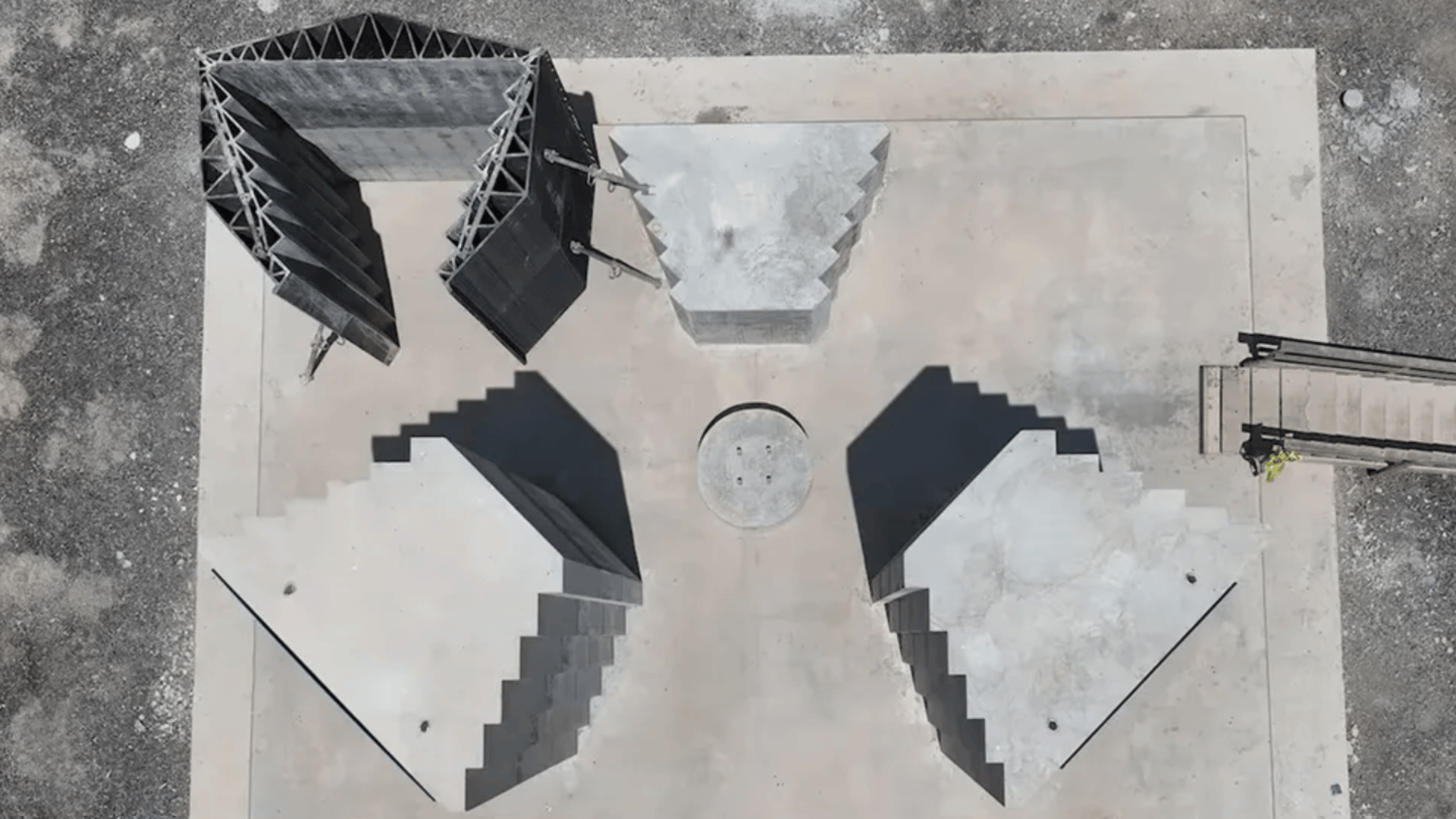 Concrete shielding pillars for nuclear reactor
