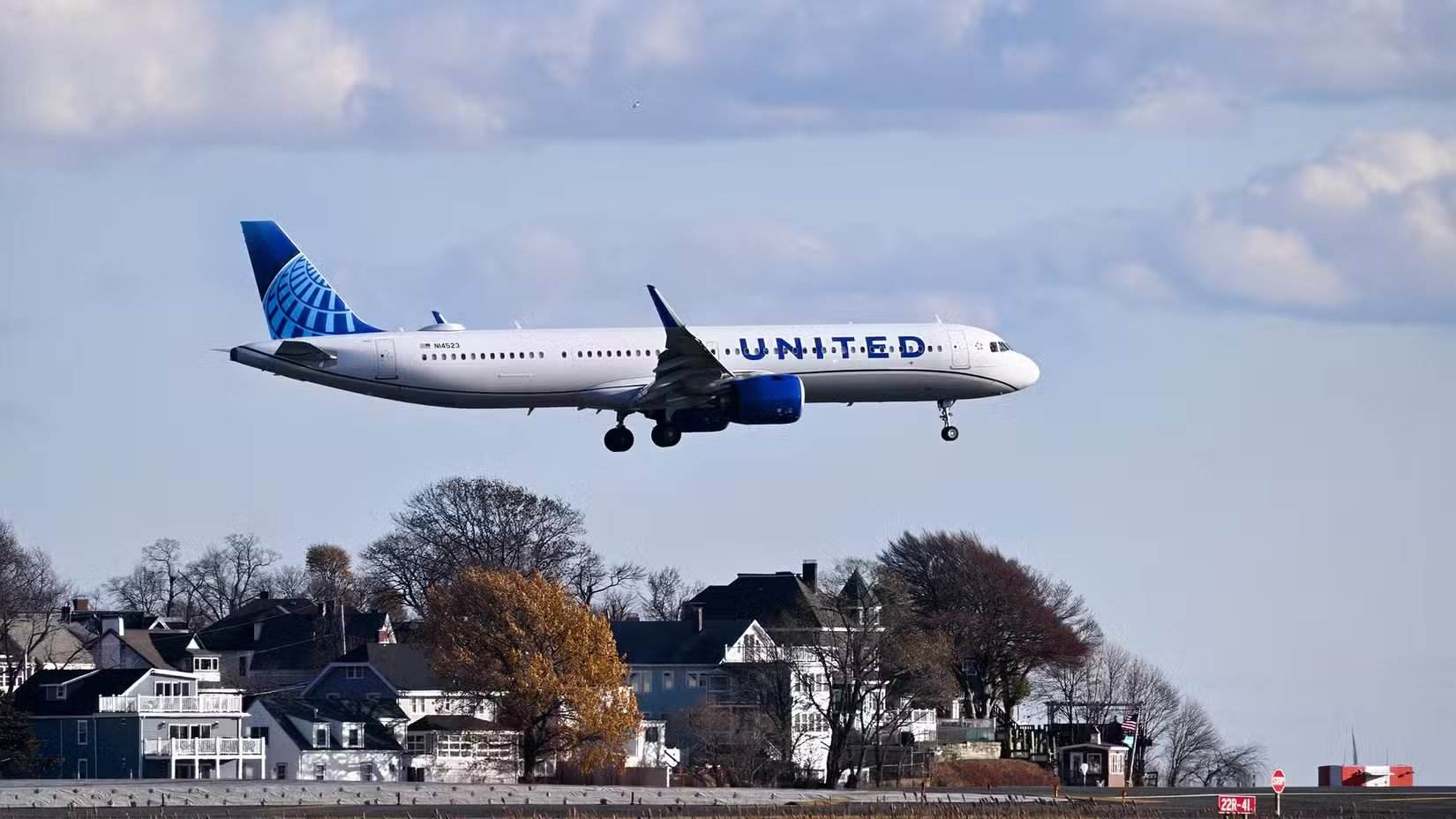 United Airlines Airbus A321neo (N14523) im Anflug auf den Boston Logan International Airport