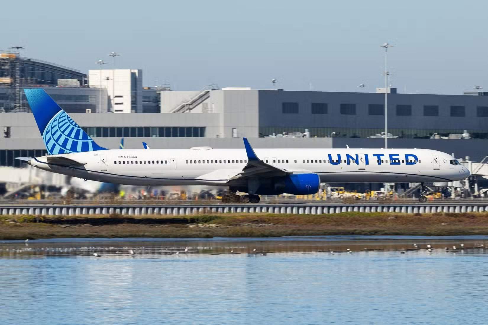 United Airlines Boeing 757 (N75858) roulant à l'aéroport de San Francisco