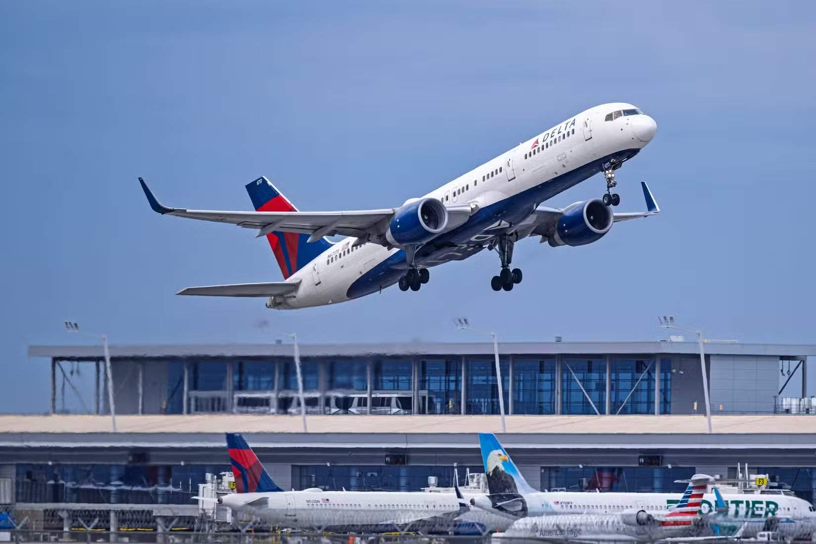 Delta Air Lines Boeing 757-200 N67171 décollant de la piste 7L de l'aéroport international Sky Harbor de Phoenix