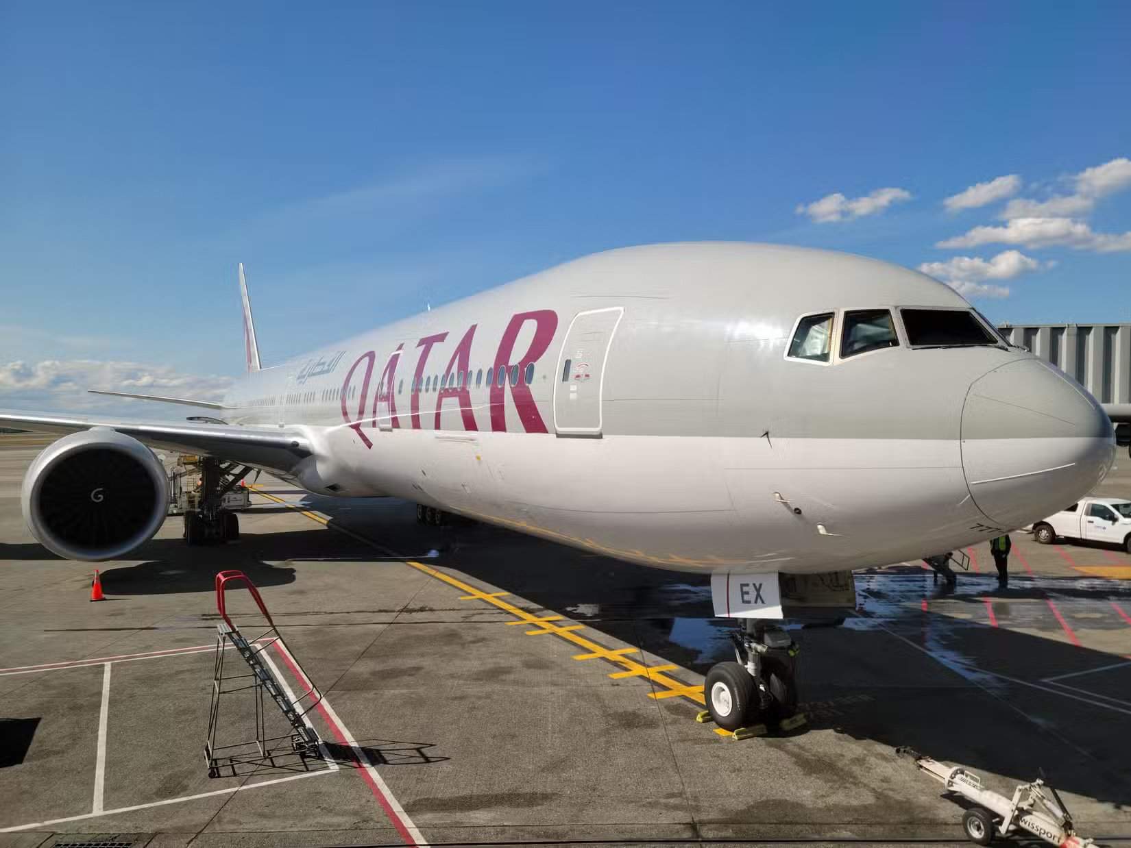 Eine Qatar Airways Boeing 777-300ER steht am Gate des Seattle-Tacoma International Airport