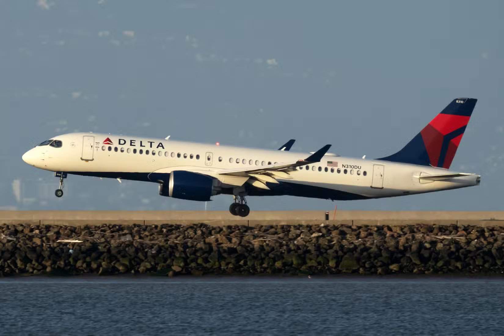达美航空空客A220-300(N310DU)在旧金山国际机场降落