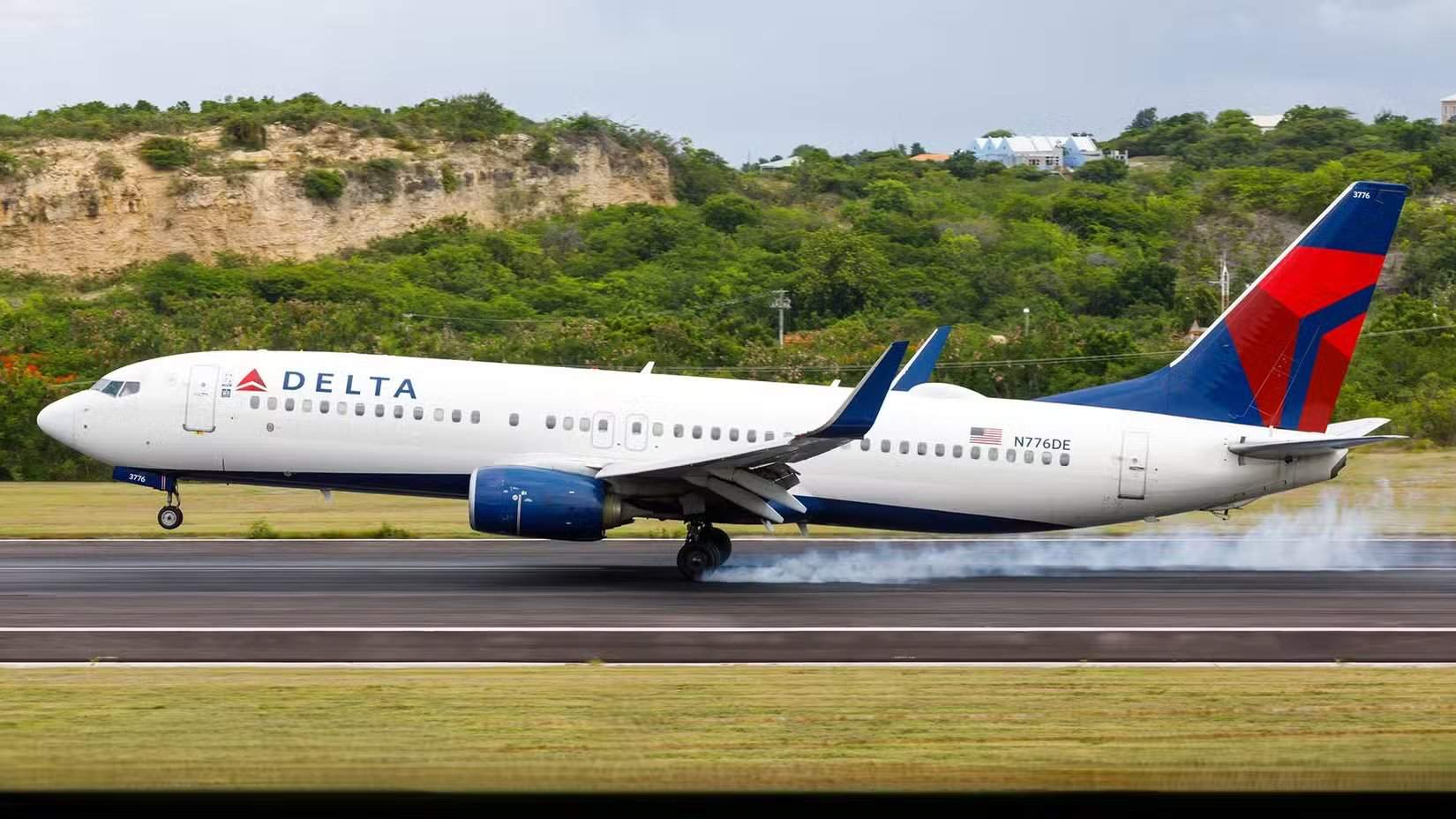 Pneu do Boeing 737-800 da Delta Air Lines fumegando ao pousar