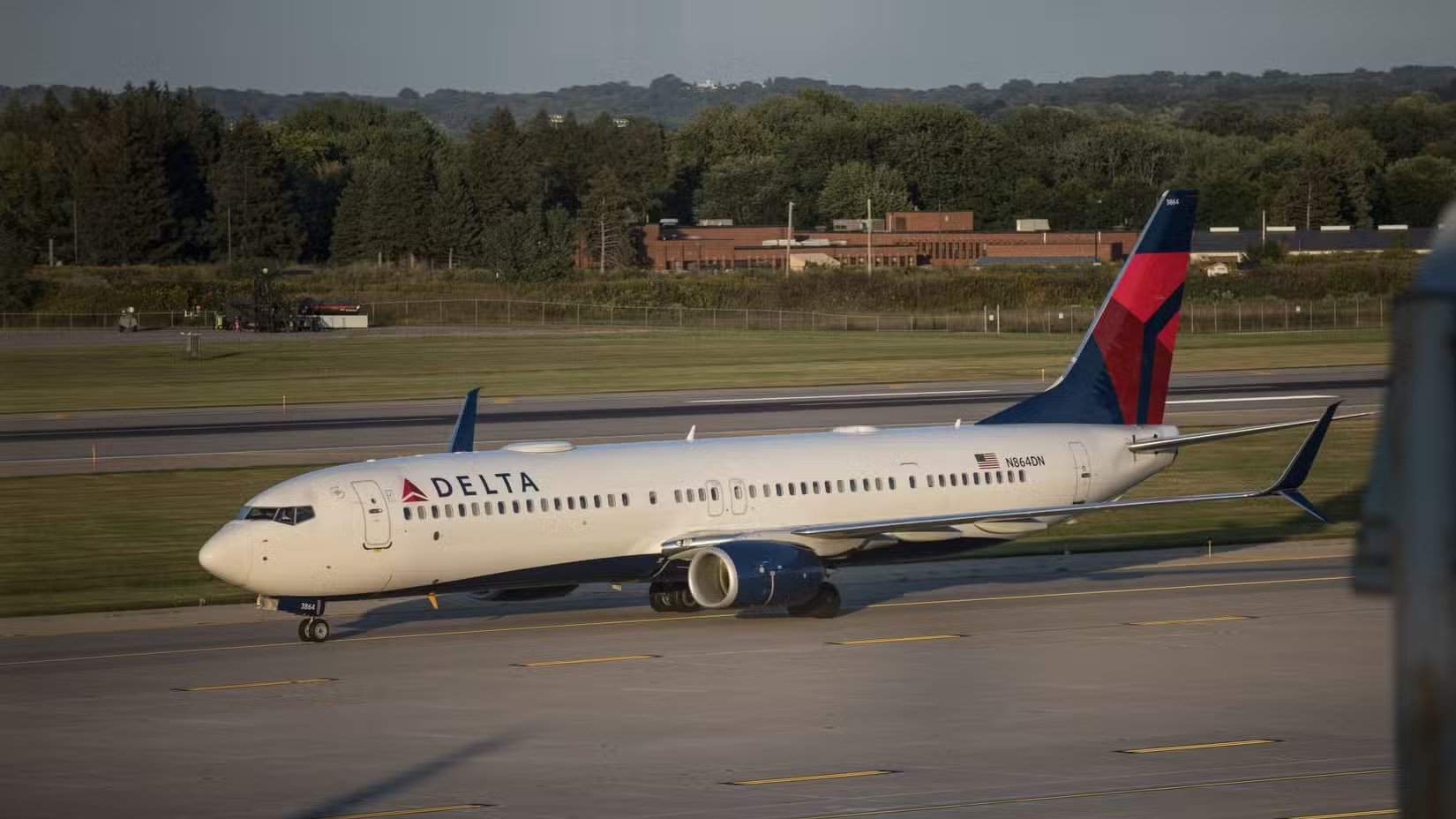 Delta Boeing 737-900ER taxiando