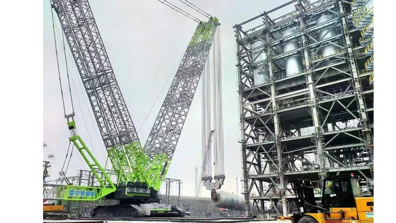 Na China, o guindaste Zoomlion ZCC89000 quebrou dois recordes ao instalar o maior reator de hidrogenação de peça única do mundo, pesando 3037 toneladas, em 6 dias.