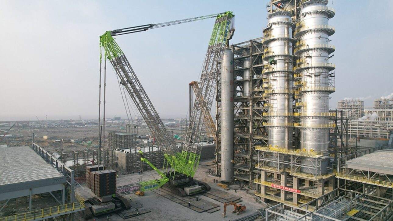 Na China, o guindaste Zoomlion ZCC89000 quebrou dois recordes ao instalar o maior reator de hidrogenação de peça única do mundo, pesando 3037 toneladas, em 6 dias.