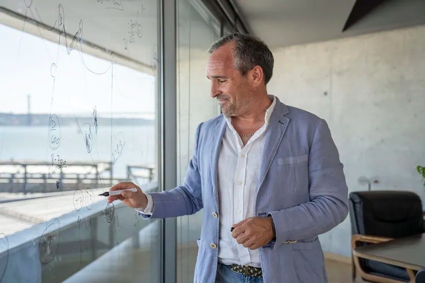 Rui Rei leitet eine der größten Veränderungen in der Geschichte von Transtejo Soflusa, deren Kennzeichen die Einführung einer neuen Elektroschiffflotte und das Engagement für nachhaltige Mobilität sind.