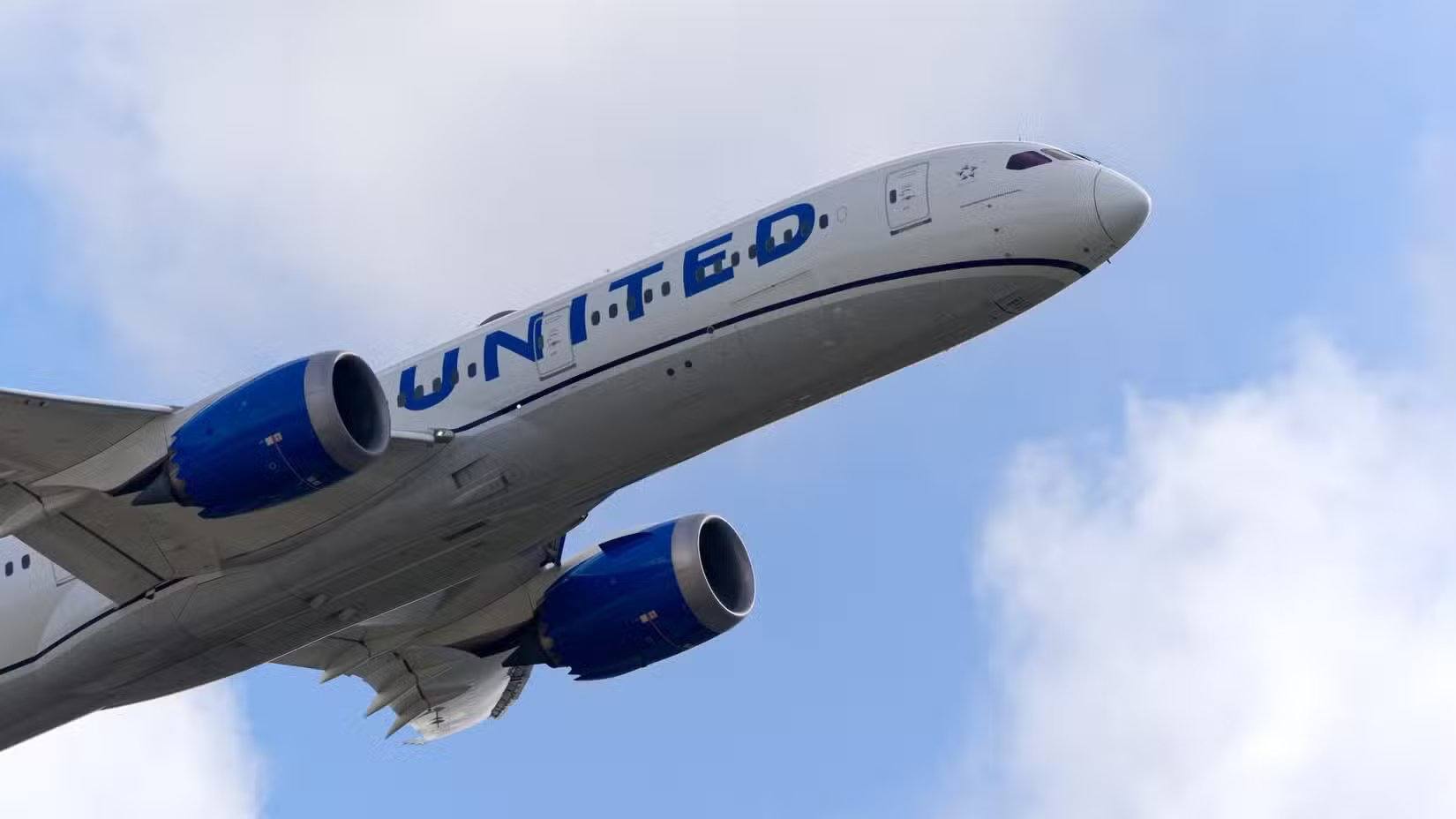 Boeing 787-9 авиакомпании United Airlines набирает высоту