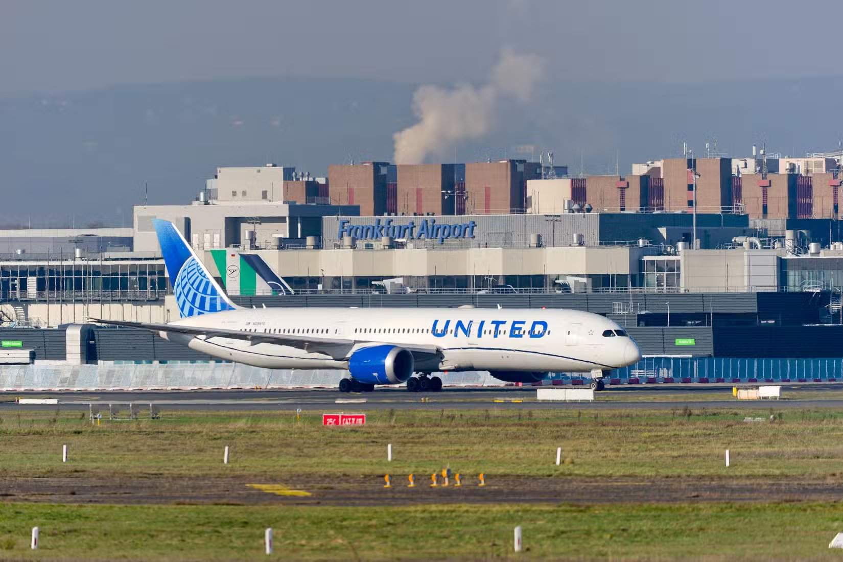 Boeing 787-9 Dreamliner авиакомпании United Airlines рулит в аэропорту Франкфурта, Германия
