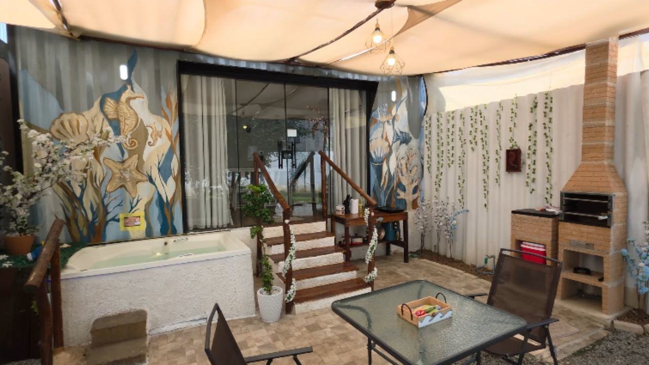 Conteneur-habitation de Bertioga : sol vinyle, baignoire à remous, location de plage et hébergement en conteneur, un an après.
