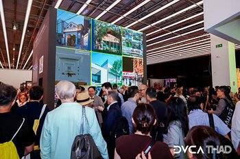 (Foto: Besucher im Ausstellungsraum des chinesischen Pavillons)