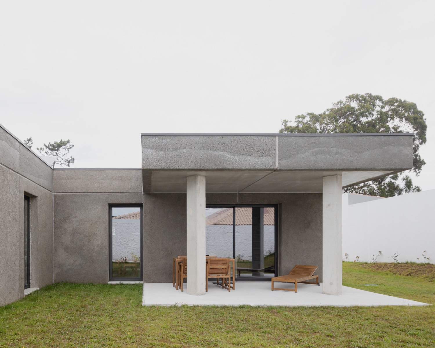 Aus Reisschalen werden vorgefertigte Bauplatten für ein neues Haus in Portugal, entworfen von Summary