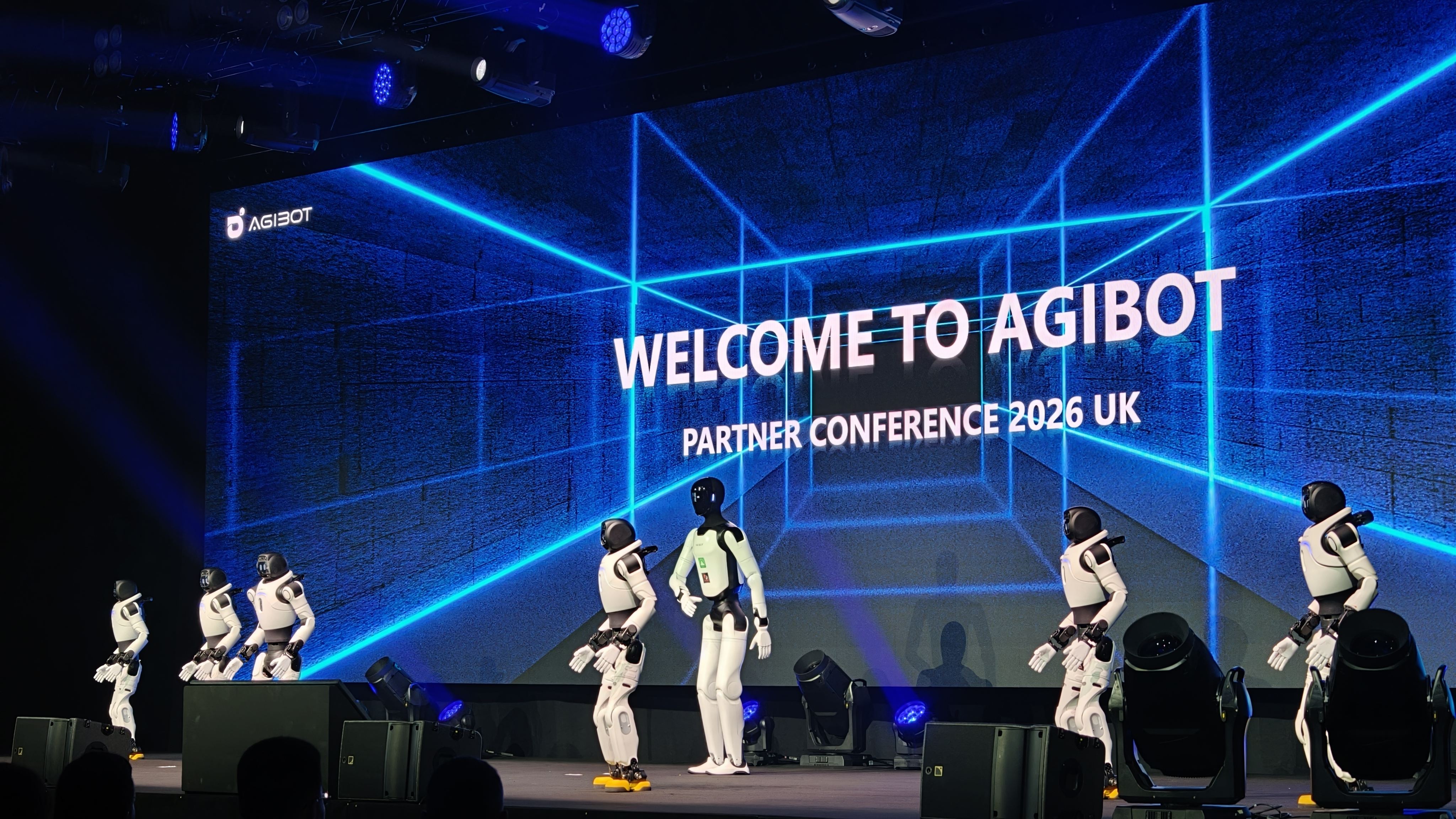AGIBOT A3 и несколько X2 на сцене