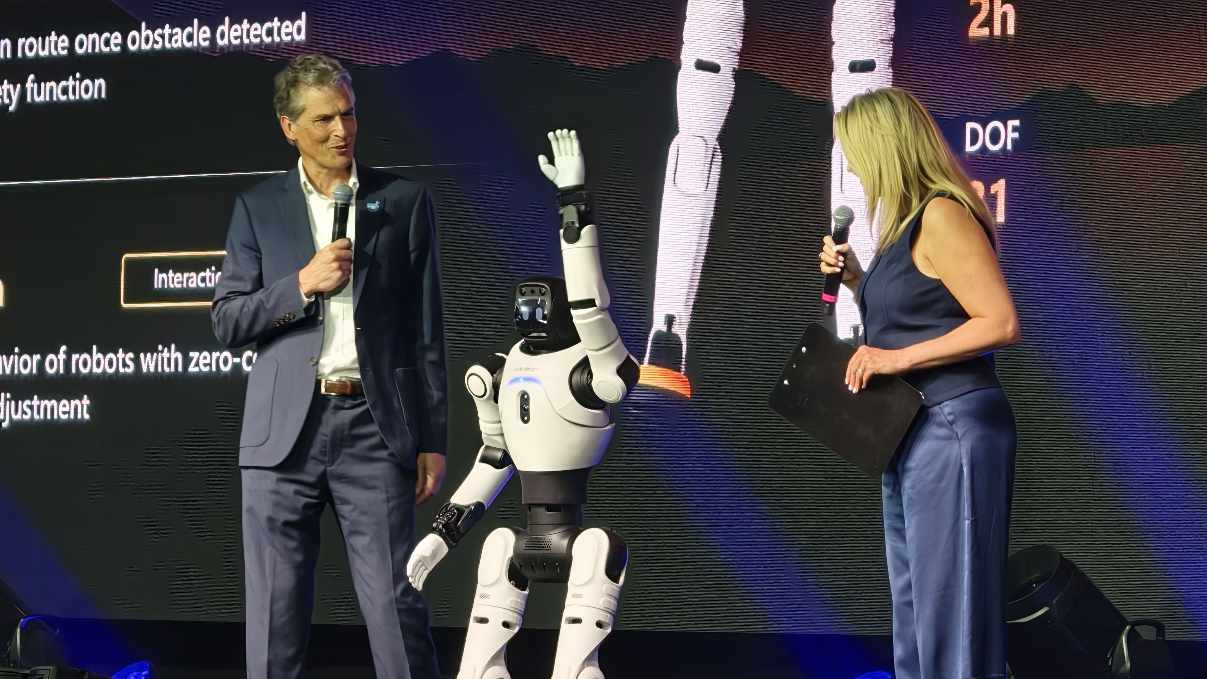 Робот AGIBOT X2 машет толпе на сцене