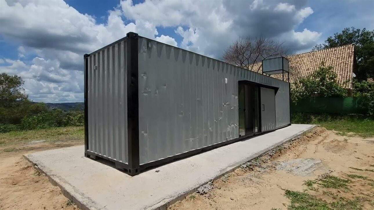 40-foot container home installed on a raft foundation in Amparo. Image credit: Screenshot from Azul Containers YouTube channel.