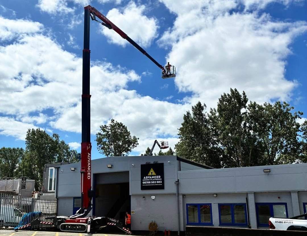 La Hinowa 33.17 offre une portée horizontale de 16,5 mètres à une hauteur de franchissement de 17 mètres