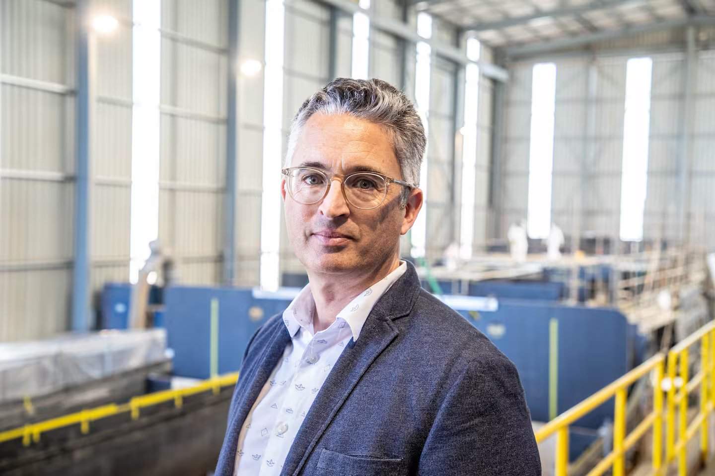 Michael Eaglen, fondateur d’EV Maritime, au chantier naval McMullen & Wing lors de la construction des deux premiers ferries électriques d’Auckland. Crédit photo : Michael Craig