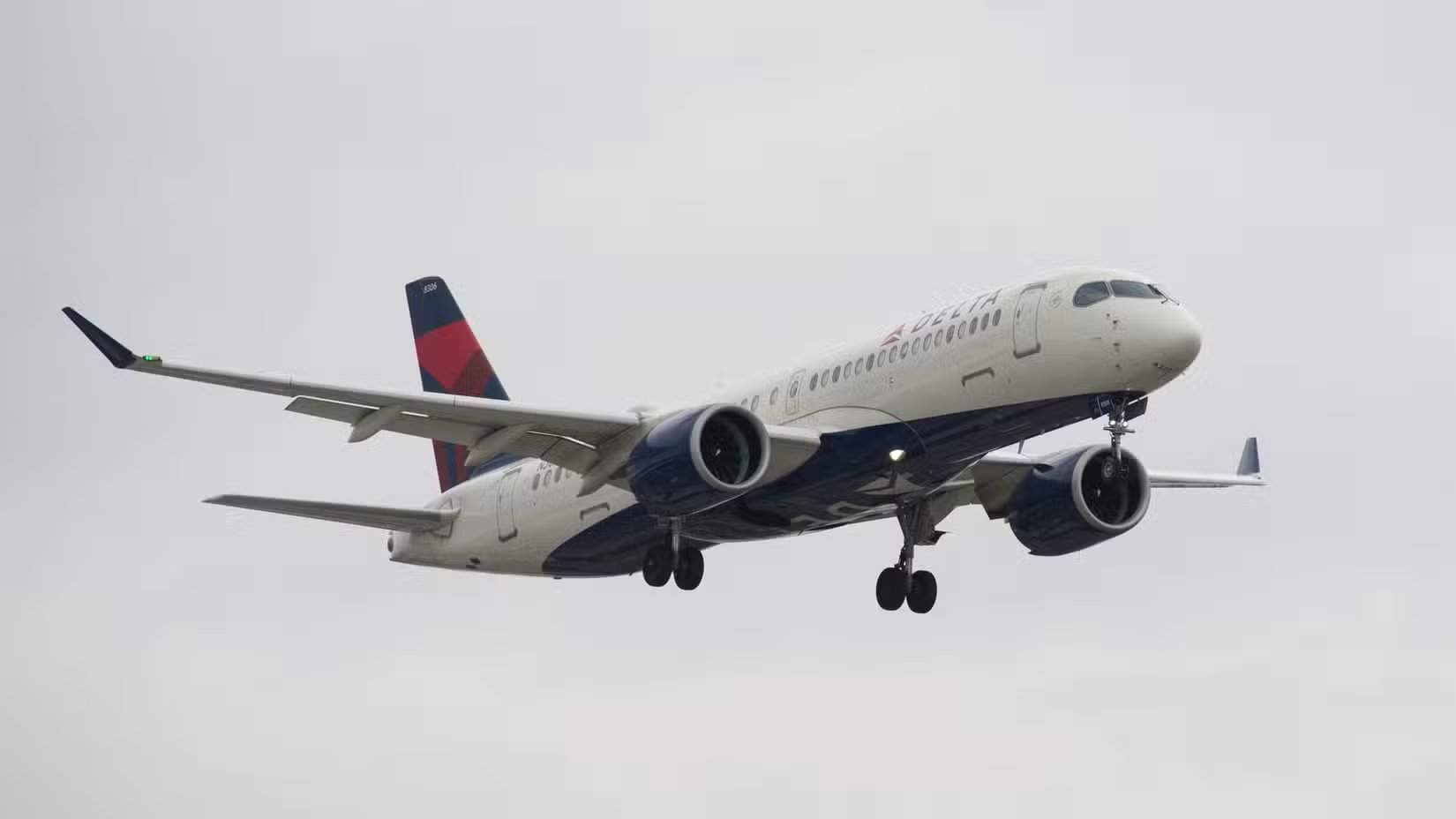 达美航空空客A220降落在多伦多皮尔逊国际机场