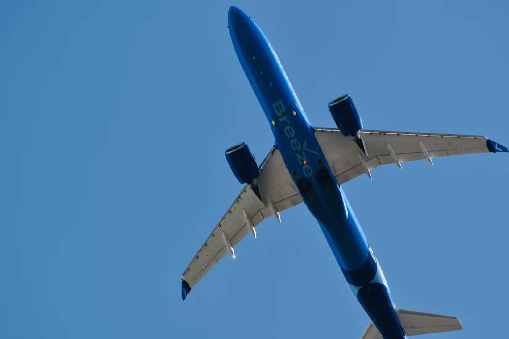 注册号为N213BZ的微风航空空客A220-300喷气机