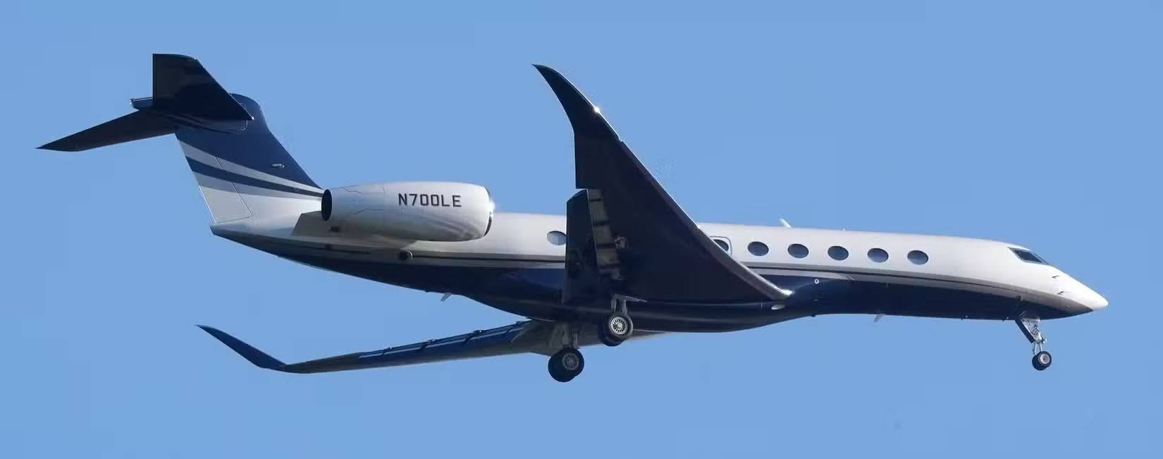 A G700 on approach