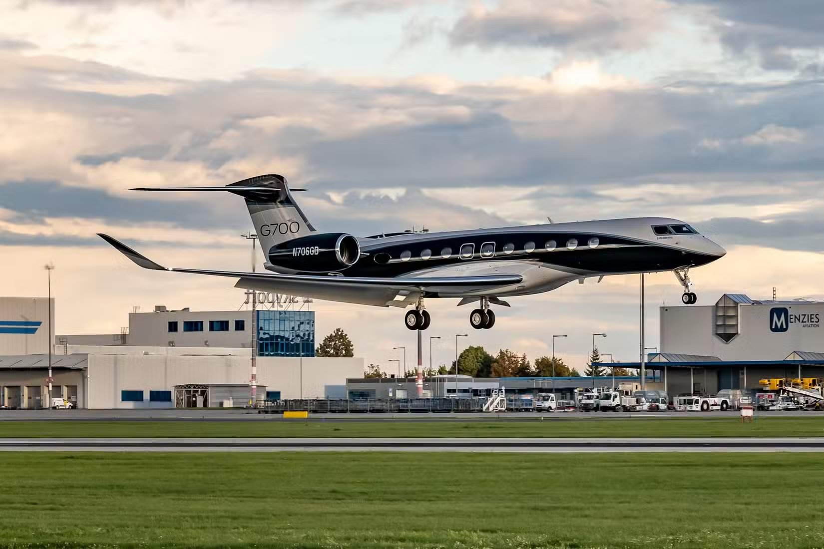 A Gulfstream G700 shortly after takeoff