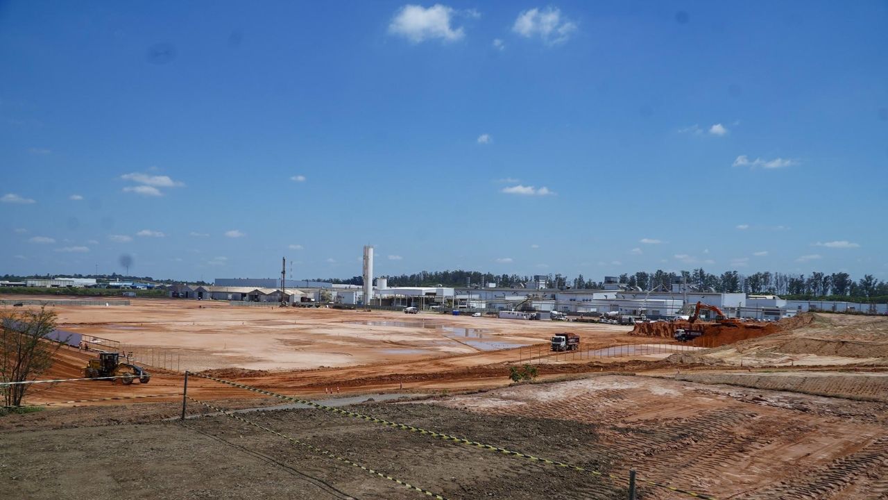 Les travaux de terrassement avancent sur le site du parc industriel de Sorocaba, où le constructeur automobile construit la nouvelle usine liée à son plan d'investissement de 11 milliards de reais au Brésil.