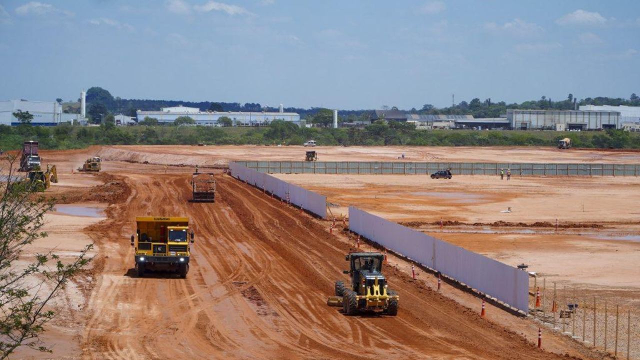 Des machines sont en action lors des travaux de préparation du site de la nouvelle usine Toyota à Sorocaba. Cela fait partie de l'expansion visant à centraliser la production et à stimuler la création d'emplois dans le parc industriel de São Paulo.