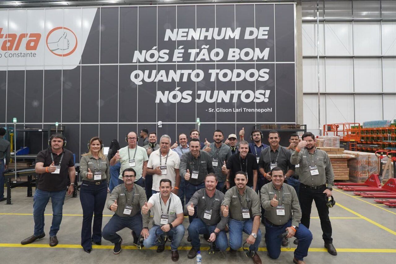 Concessionários, imprensa e representantes de clientes visitaram o novo centro de distribuição da Stara em Aparecida de Goiânia, Goiás