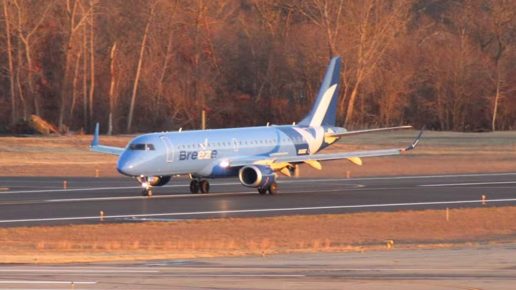 Breeze Airways E190 taxiando