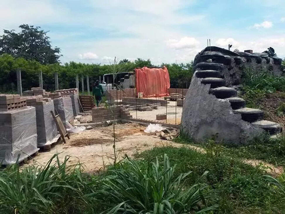 塞阿拉州阿基拉斯的Casa PAS施工现场,使用旧轮胎和回收建筑材料,受大地之舟(Earthship)模式启发。