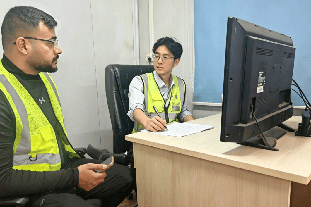 „ Wei Changjie und Hussein sichten gemeinsam die Materialliste