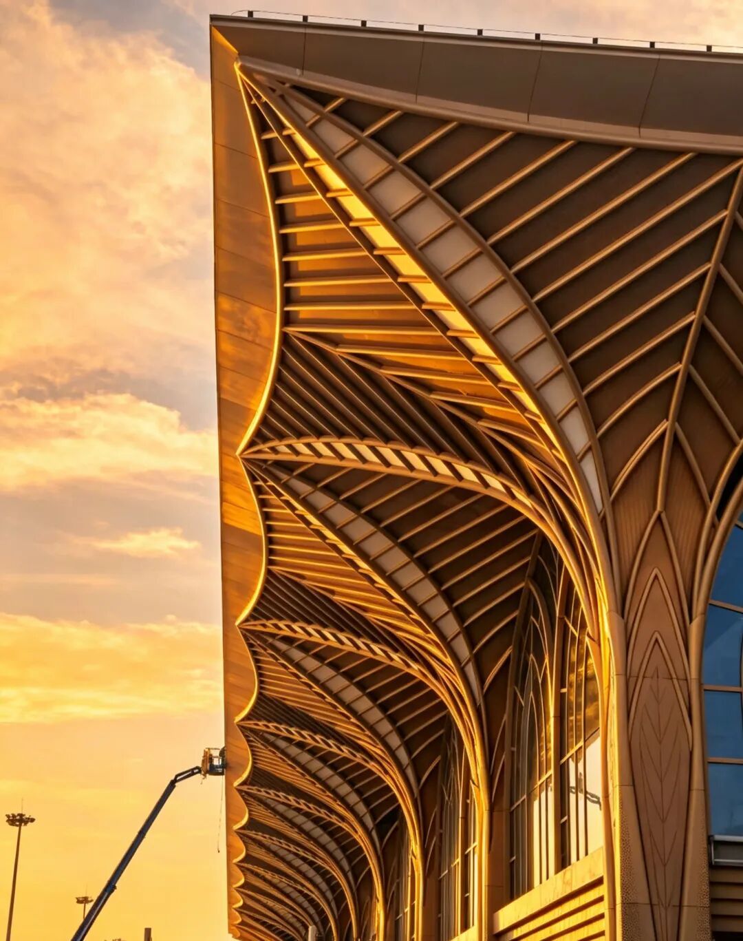 „ Die Fassade des Projekts bei Sonnenuntergang
