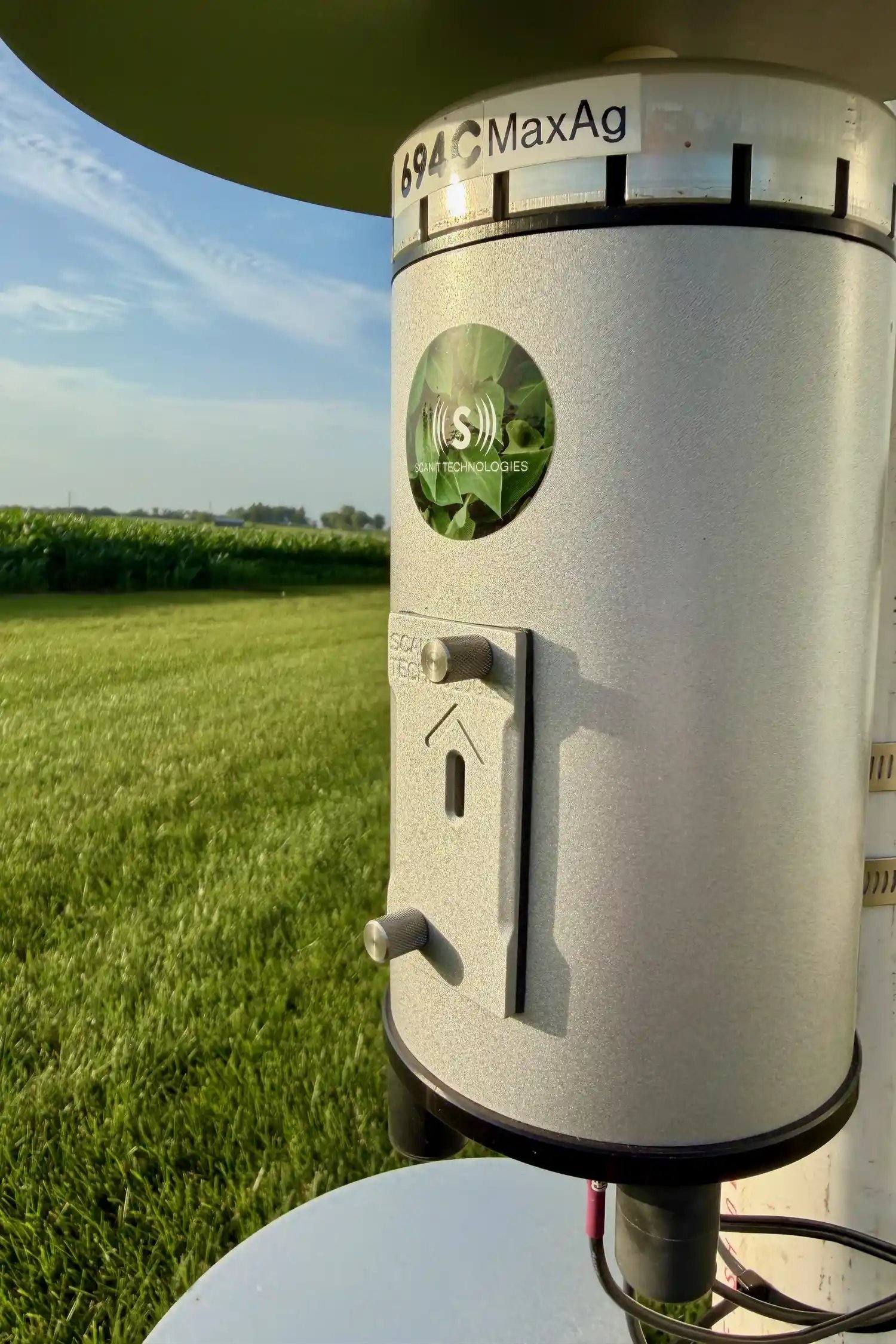 Equipamento de sensoriamento ou monitoramento agrícola com a marca MaxAg no campo