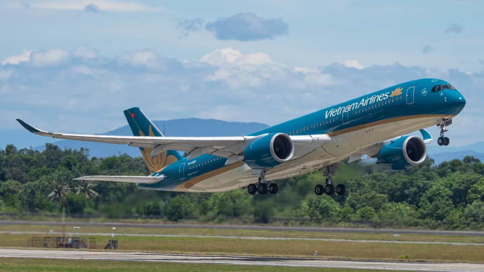 إقلاع طائرة إيرباص A350-900 تابعة للخطوط الجوية الفيتنامية من دا نانغ
