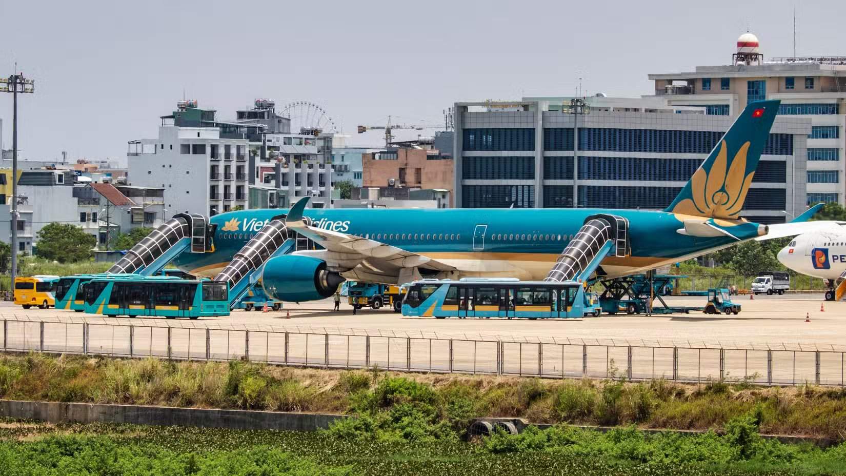 طائرة إيرباص A350-941 التابعة للخطوط الجوية الفيتنامية برقم تسجيل VN-A889 في مطار دا نانغ الدولي