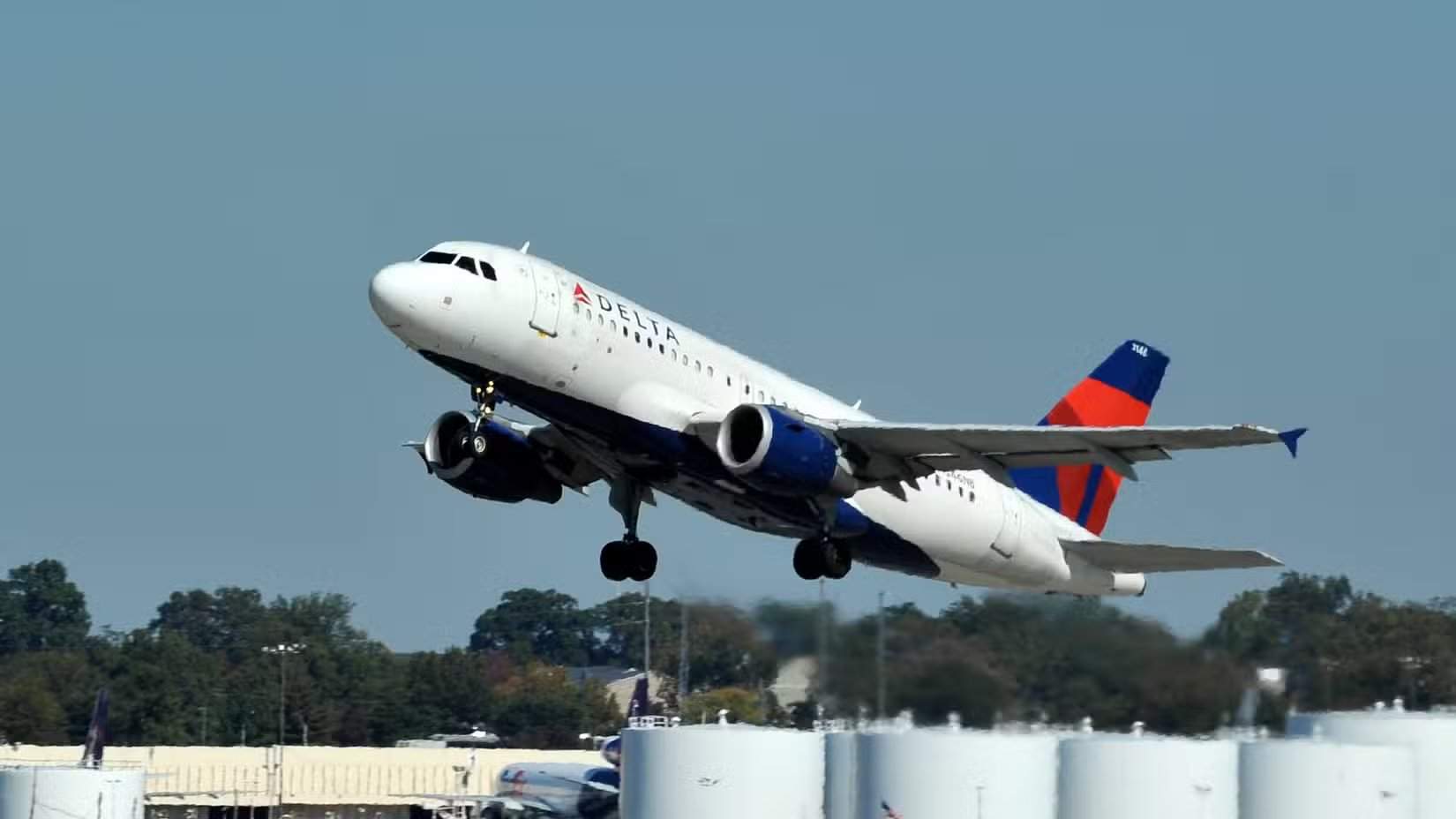 Delta A319 taking off