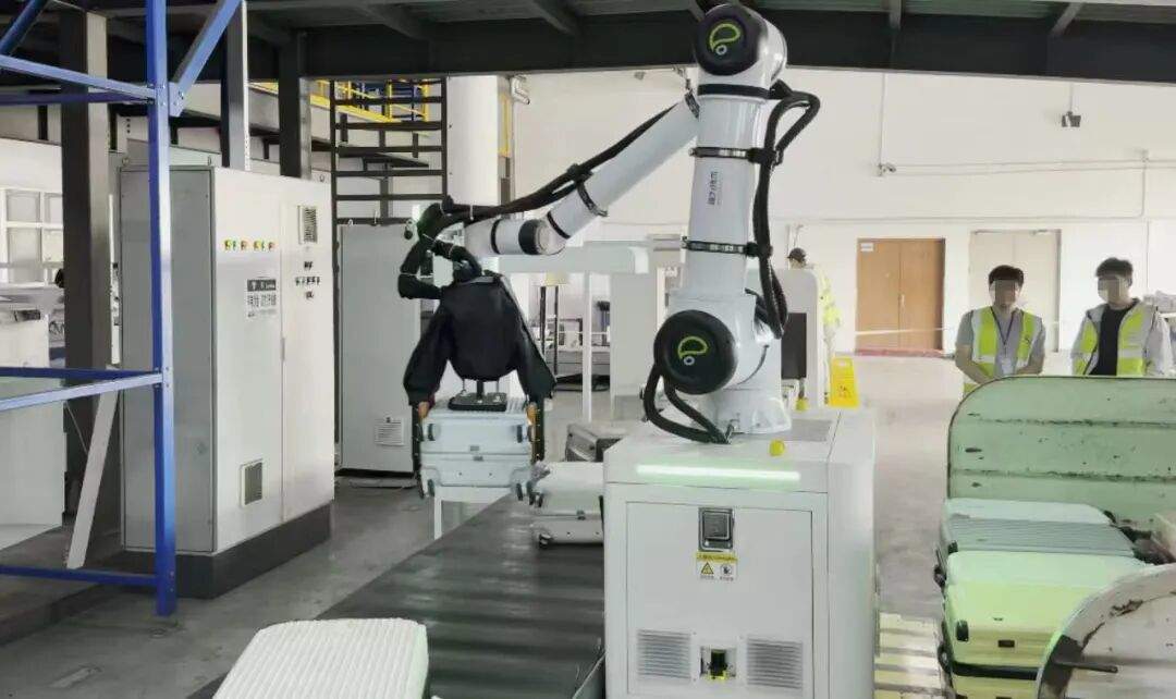 Robot de transport de bagages « Xiao Yi » de Reconova