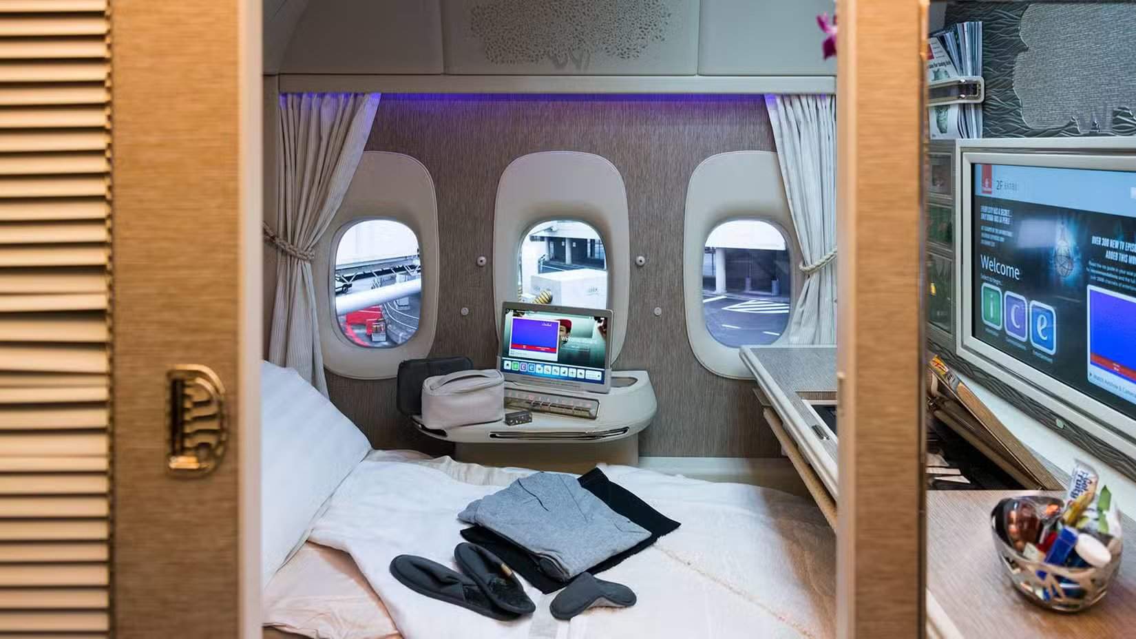 الدرجة الأولى في طائرة الإمارات بوينغ 777-300ER