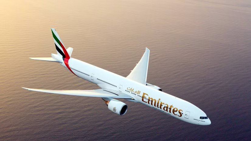 صورة جوية لطائرة الإمارات بوينغ 777-300ER أثناء الطيران