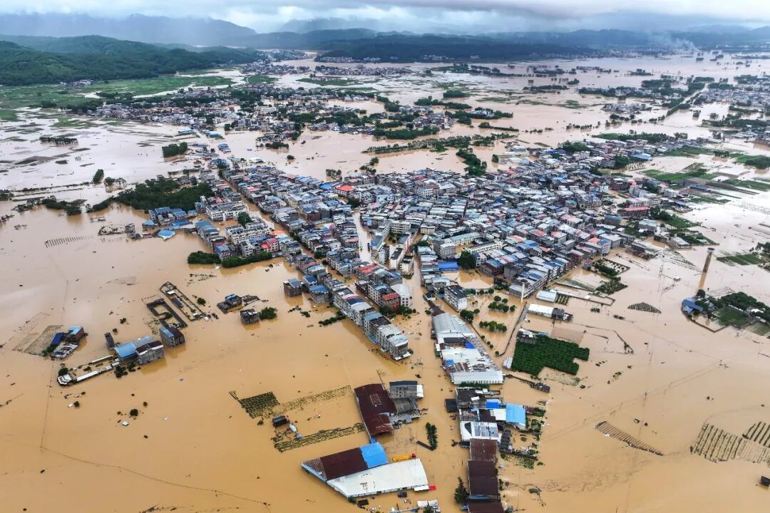 On July 6, a breach appeared in the dam of the Liulan Reservoir in Hengzhou, Nanning, Guangxi. This photo shows the flooded area downstream of the reservoir (drone photo). Photo by Xinhua reporter Cao Yiming