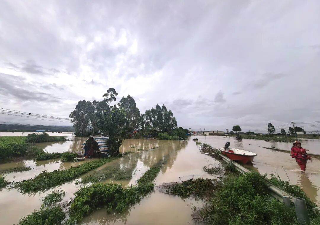On July 6, a breach appeared in the dam of the Liulan Reservoir in Hengzhou, Nanning, Guangxi. This photo shows the flooded area downstream of the reservoir. Photo by Xinhua reporter Yang Chi