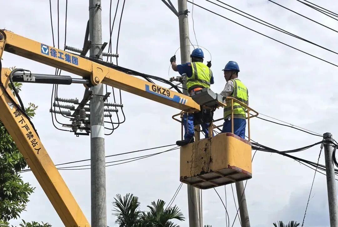 Before the typhoon, support personnel reinforce and protect optical cable lines