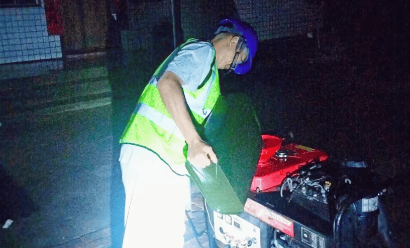 In Lingshui, maintenance support center personnel refuel generators for power generation support