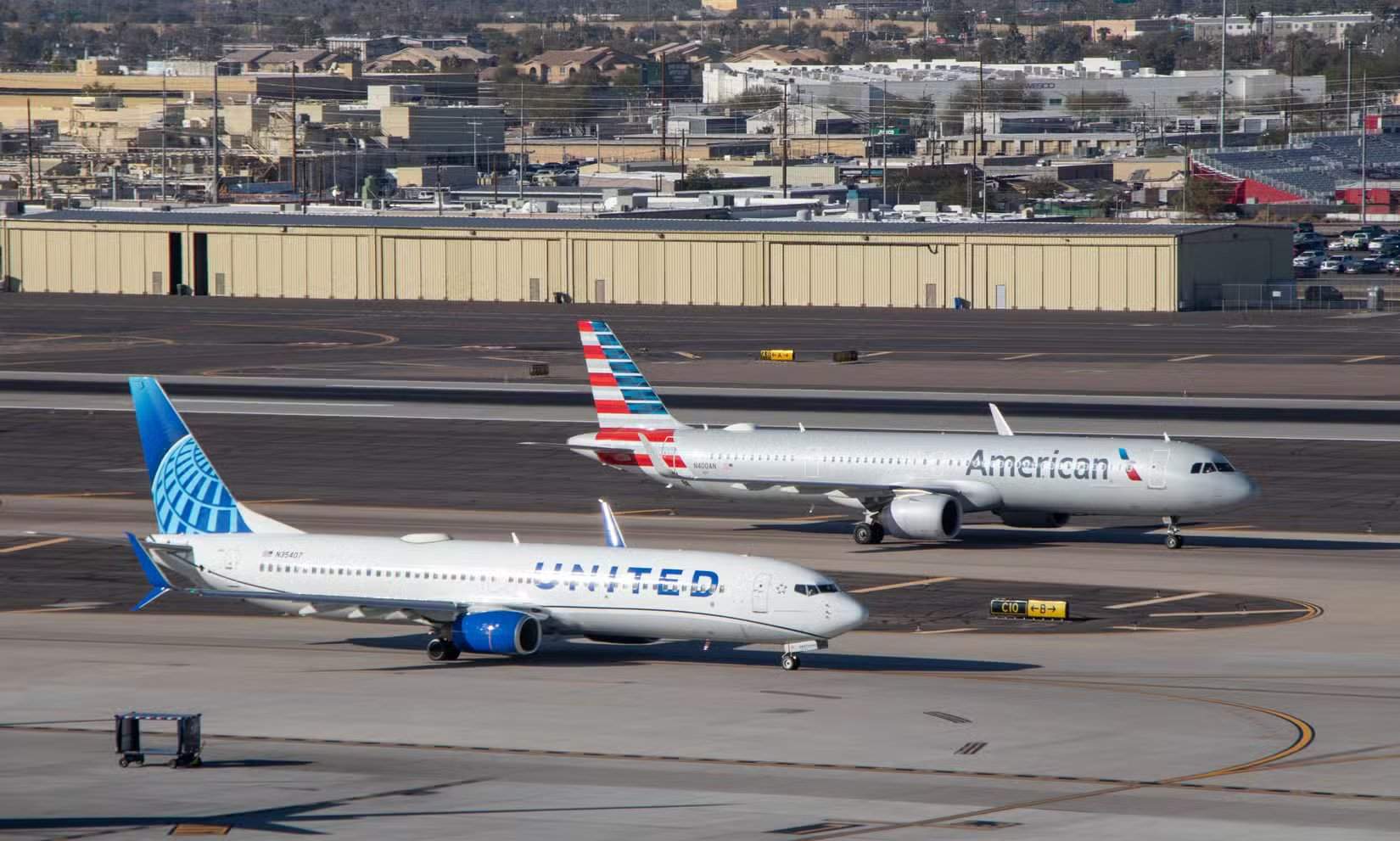 طائرة إيرباص A321neo تابعة لشركة أمريكان إيرلاينز وطائرة بوينغ 737-900ER تابعة لشركة يونايتد إيرلاينز في مطار فينيكس سكاي هاربور الدولي