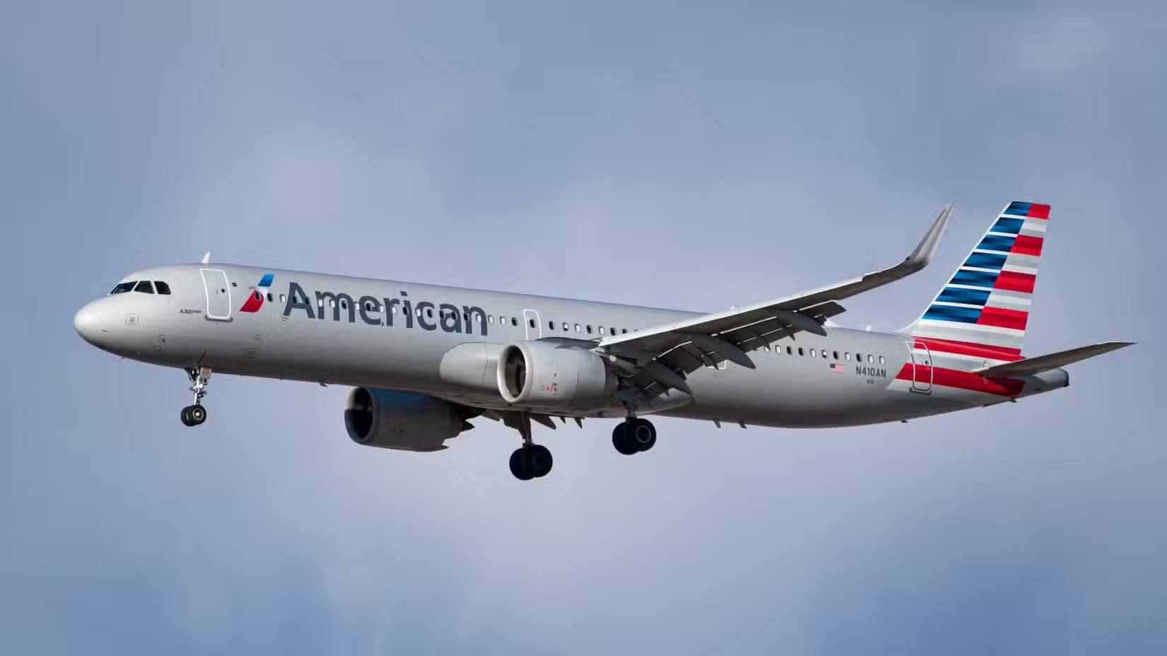 طائرة A321neo تابعة لشركة أمريكان إيرلاينز تحلق في سماء ملبدة بالغيوم