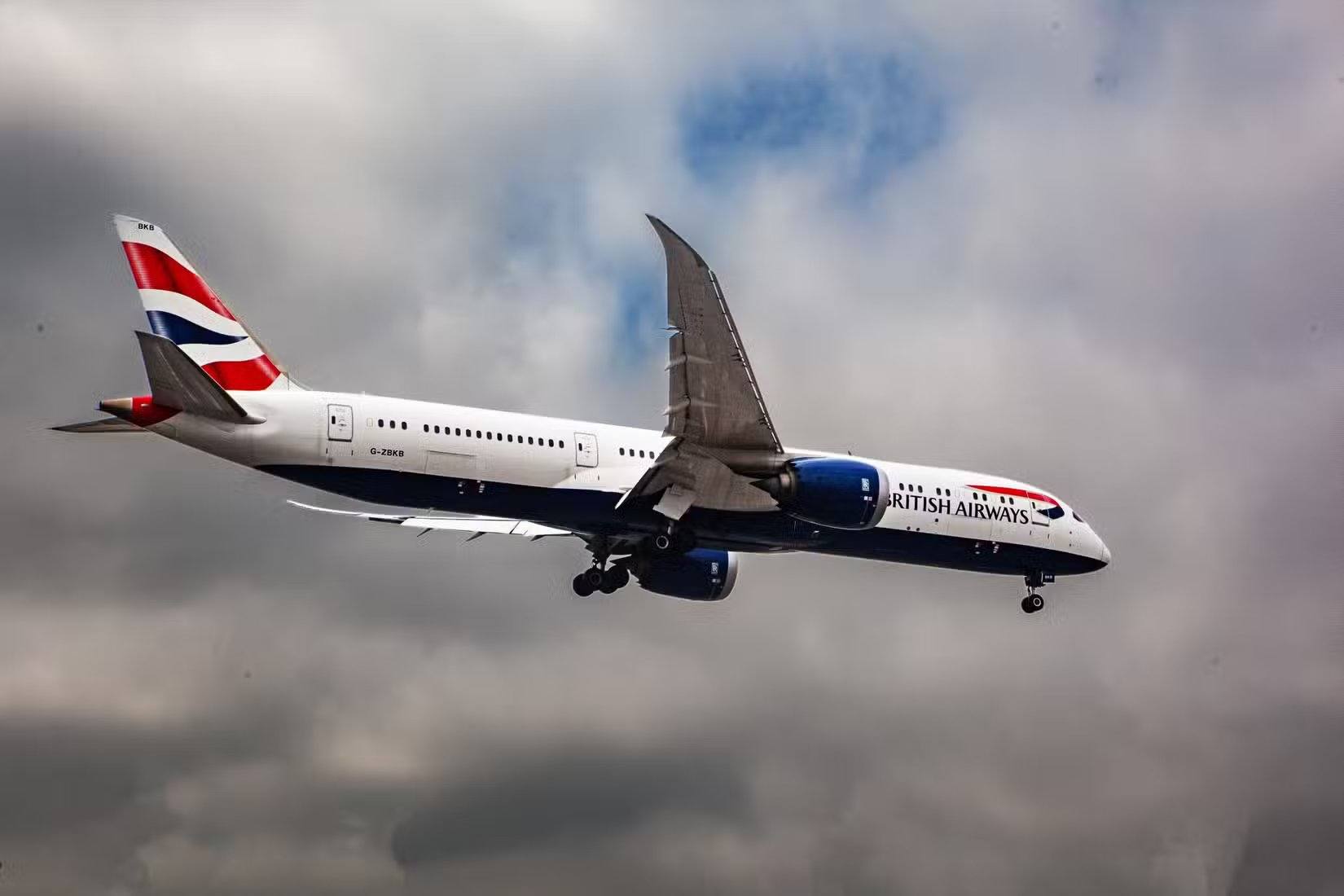 Boeing 787-9 Dreamliner British Airways приземляется в лондонском Хитроу