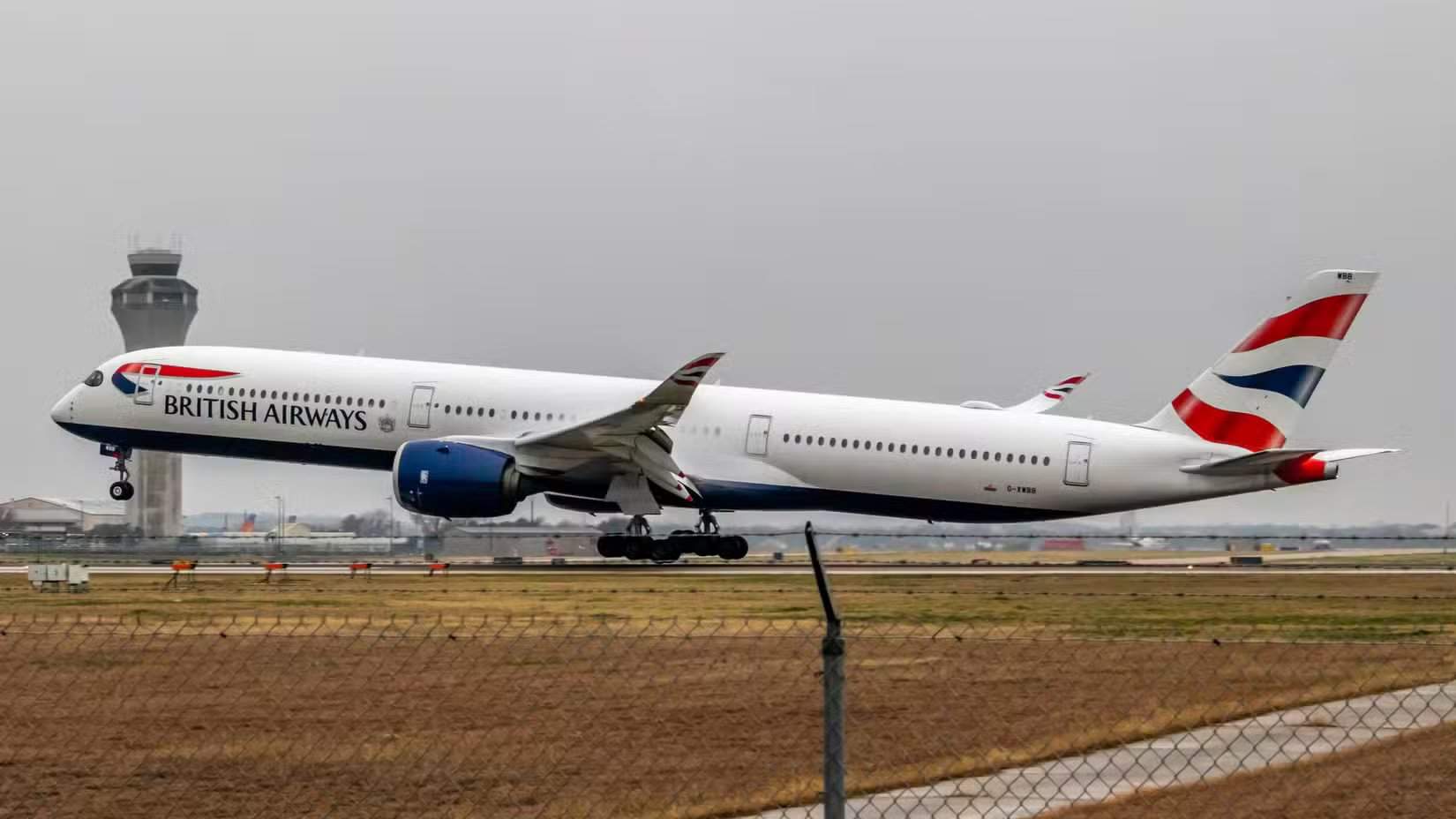 Airbus A350-1000 British Airways приземляется