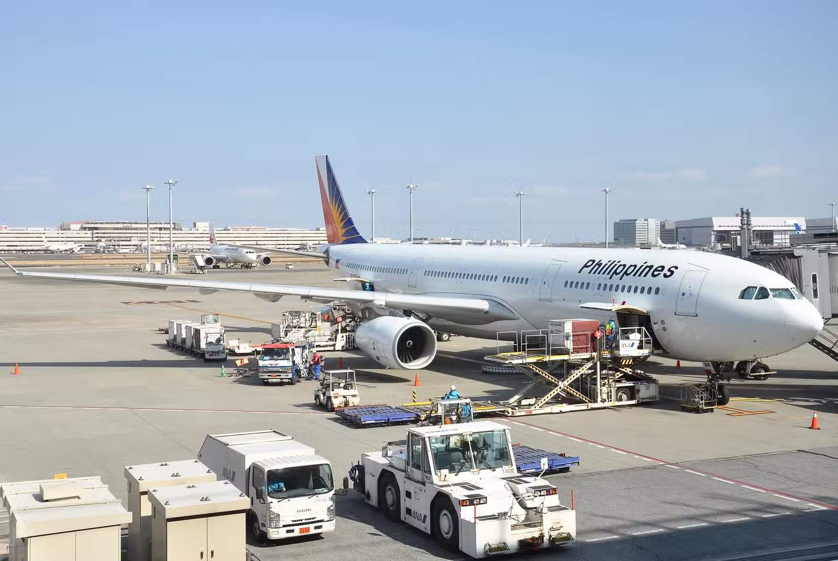 菲律宾航空空客A330停泊在羽田国际机场停机坪-1