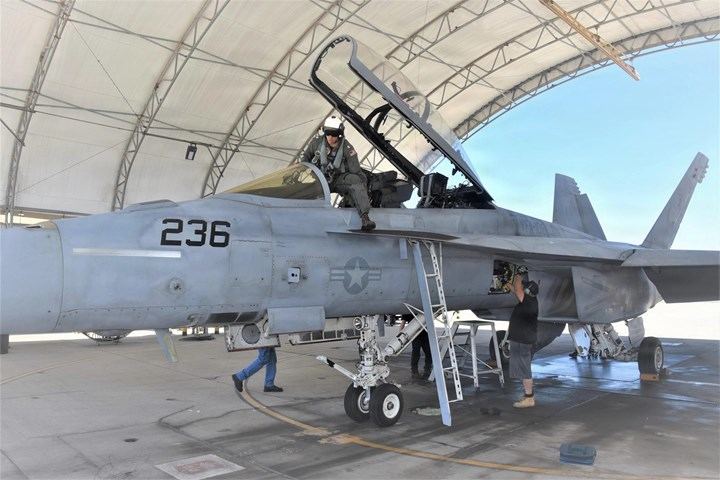 Пилот F/A-18 «Super Hornet» готовится к полёту.