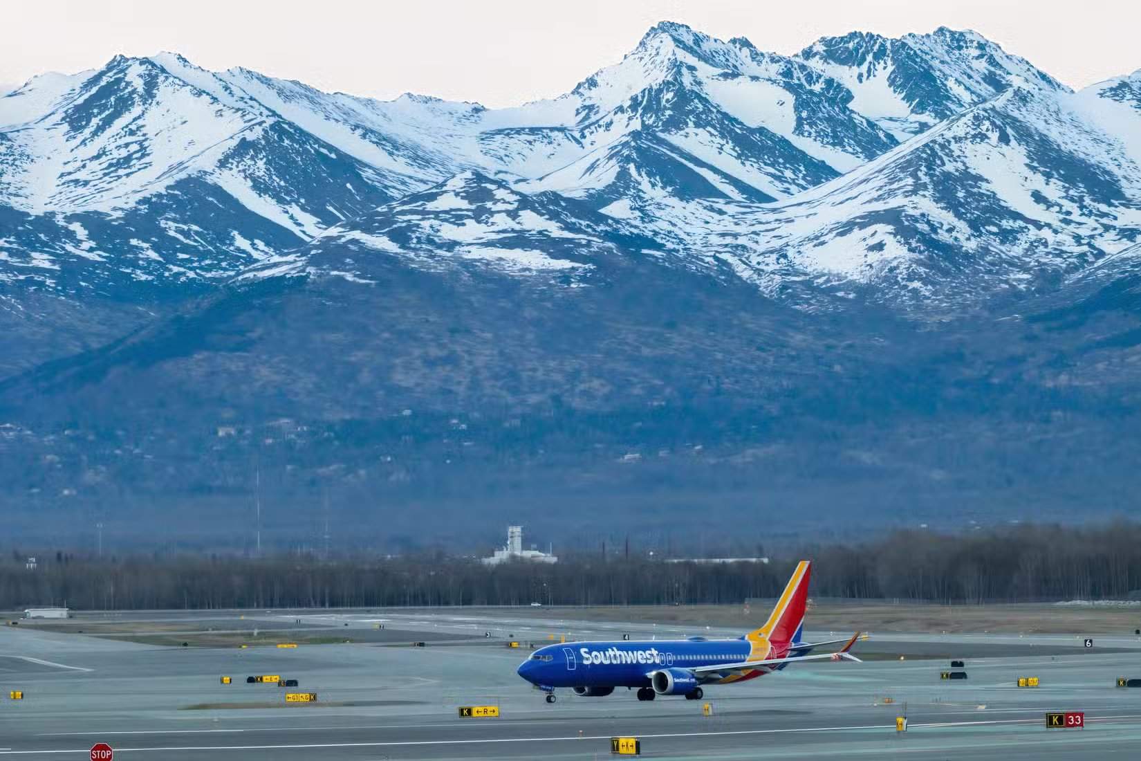 وصول طائرة ساوث ويست إلى أنكوريج (Anchorage)